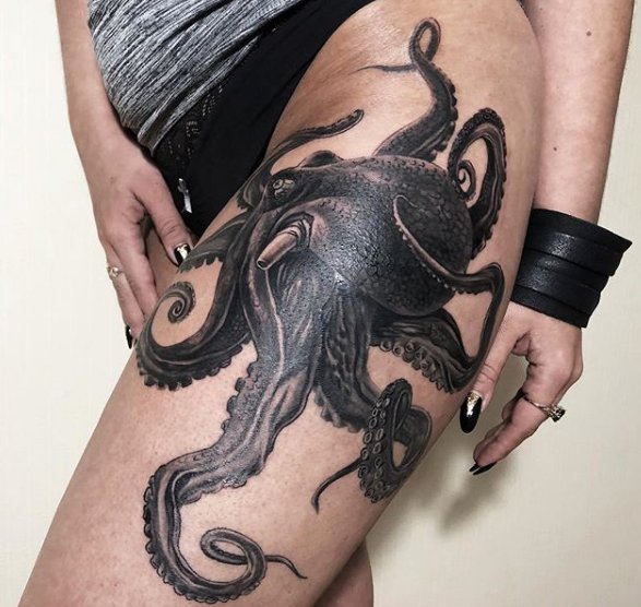 Неформалка с татуировкой осьминога не против дать глубоко в попу
