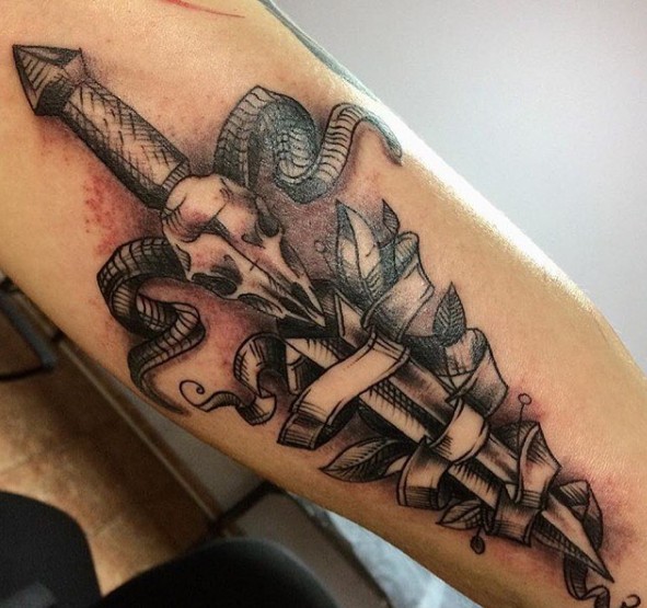 Татуировки на руке кинжал: мощное выражение силы и символика