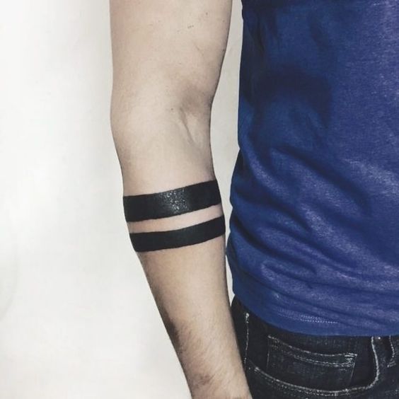 Несколько татуировок линии на руке