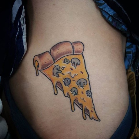 Татуировки с пиццей чаще всего делают яркими, особенно привлекательно смотр...