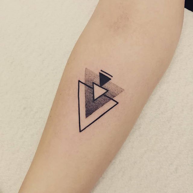 Татуировка в виде треугольника