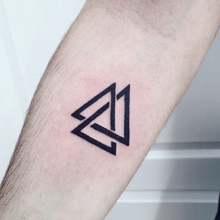 Татуировка треугольник значение