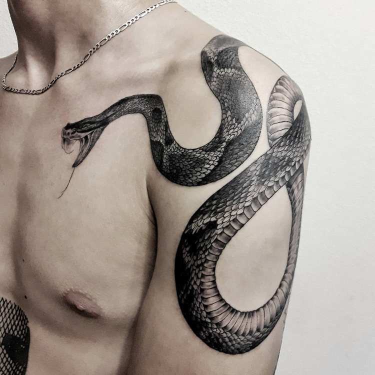 Наиболее привлекательно смотрится мужская татуировка со змеёй, выполненная ...