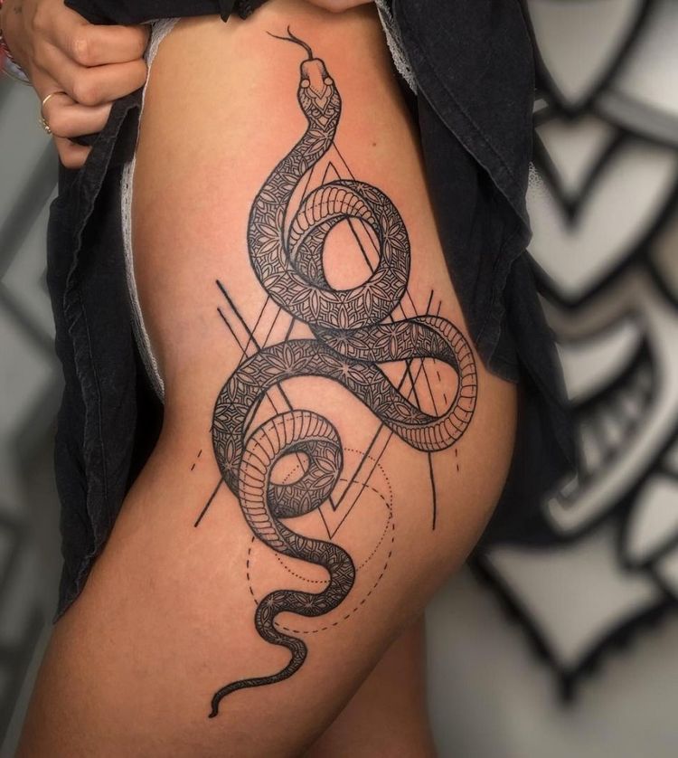 Змею на тату в стиле Геометрия обычно компонуют с острыми геометрическими ф...