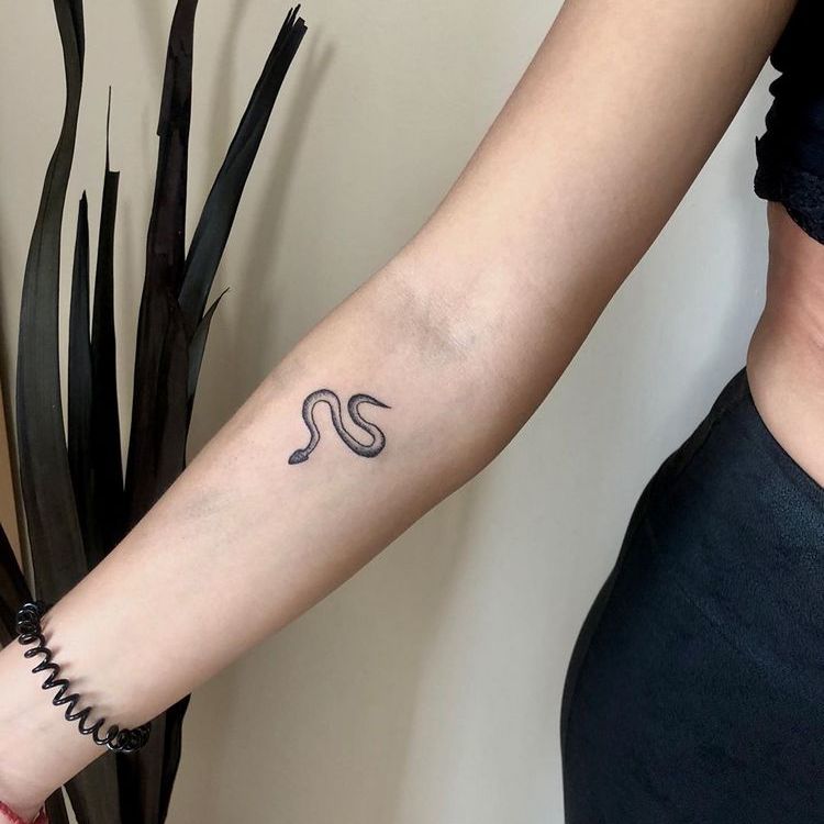 Татуировки девушки на запястье маленькие змейки