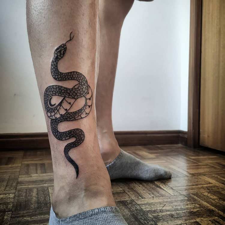 Татуировки змей на ноге