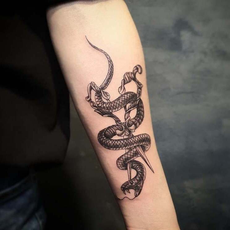 Тату со змеями для девушек на руке