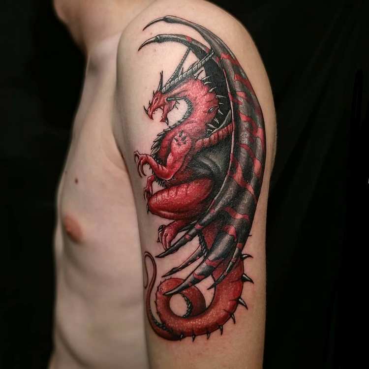 Тату красный дракон на руке