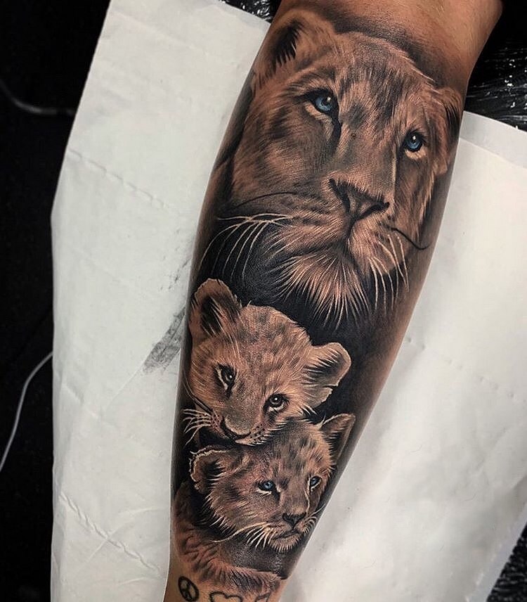 Тату львица и Львенок на руке