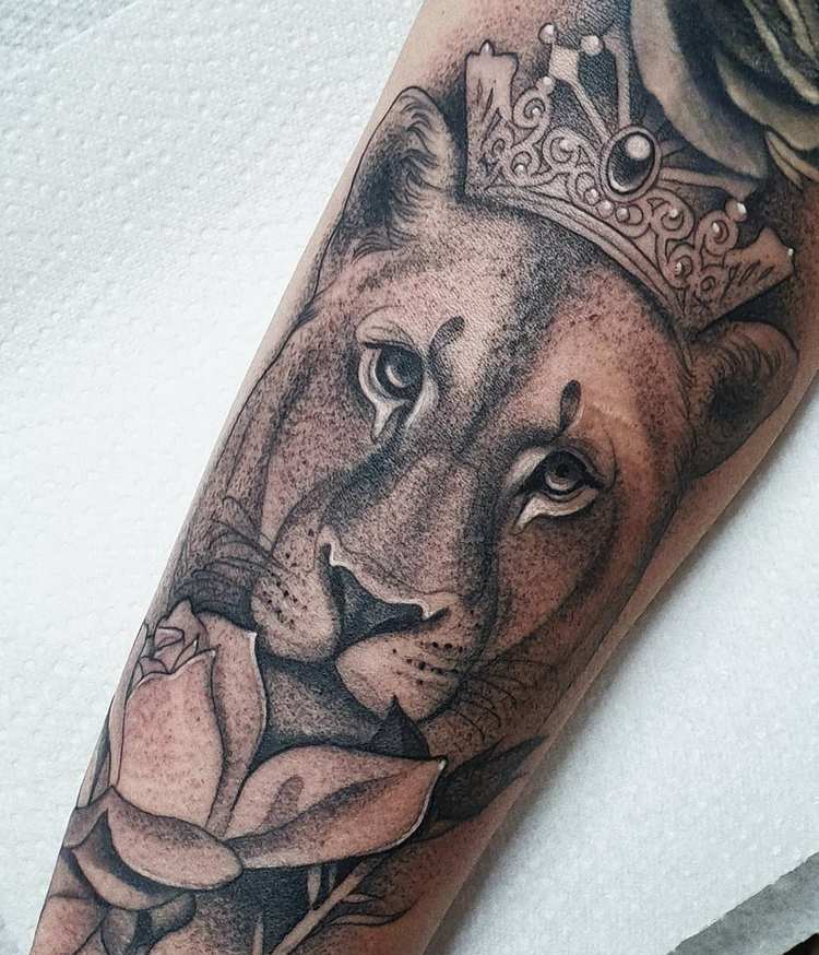 Тату львица с короной для девушек