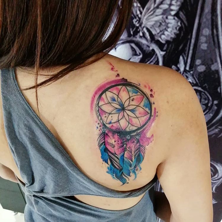 Татуировка ловец снов на спине у девушек фото