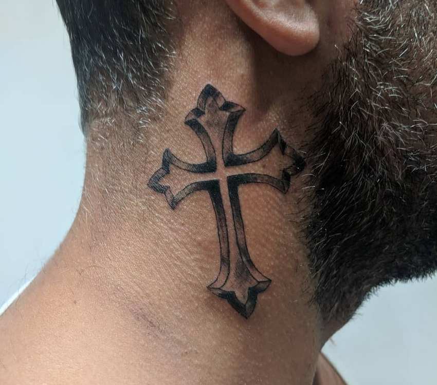 Татуировка крест на шее у мужчин