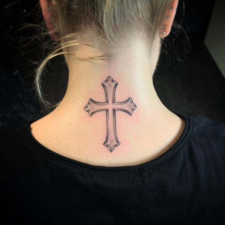 Татуировка крестик на шее