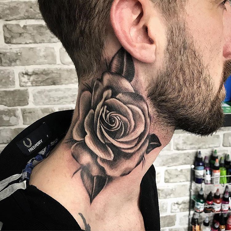 Красивые татуировки с розами на шее.