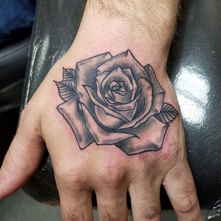 Татуировка роза на кисти