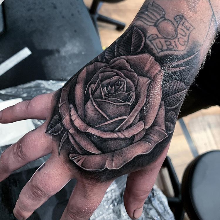 Татуировка роза на кисти у мужчин