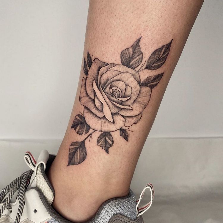 Татуировка роза на ноге у девушки