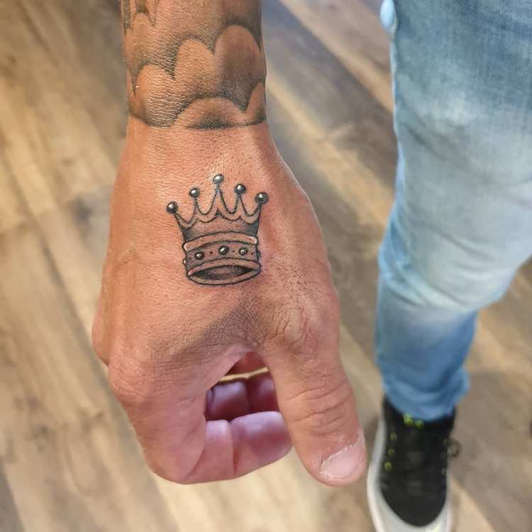 Корона тату мужчин. Тату корона на ноге. Татуировка корона на ноге. Тату корона на ноге мужские. Тату корона на ступне.