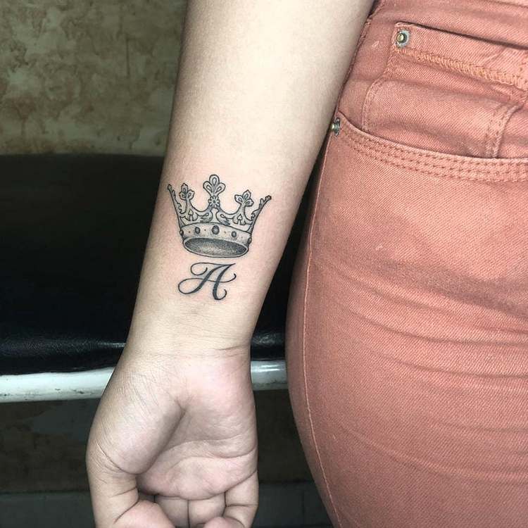 Татуировка корона на запястье у девушки