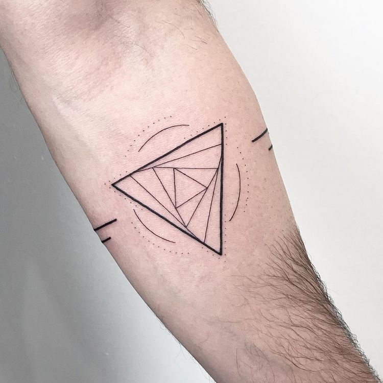 Треугольное тату на руке