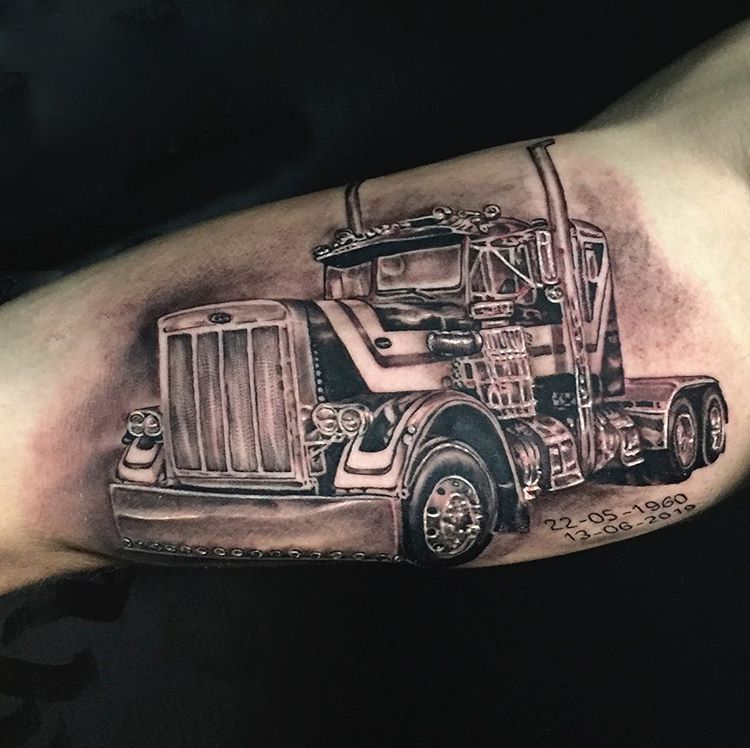 Татуировка с грузовиком.